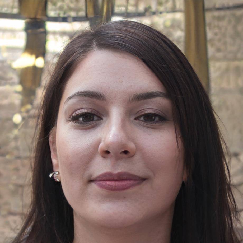 Retrato profesional de instructora de análisis financiero